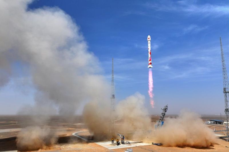 Roket komersial China kirim enam satelit ke luar angkasa