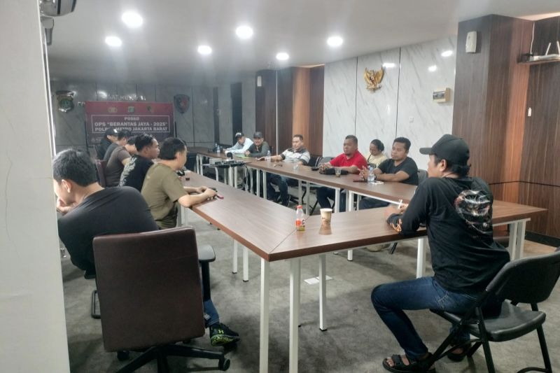 polisi-mediasi-konflik-antara-warga-dan-debt-collectors-di-kebon-jeruk