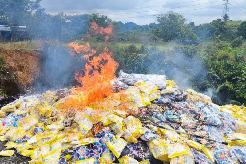 ribuan-produk-permen-mengandung-gelatin-babi-dimusnahkan-di-samarinda
