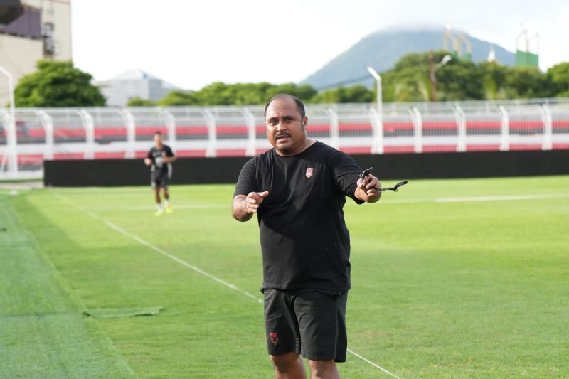 Imran Nahumarury kembali terpilih meraih penghargaan pelatih terbaik Liga I April 2025