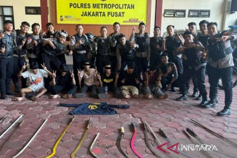 polisi-temukan-senjata-tajam-di-jakpus-saat-patroli-malam