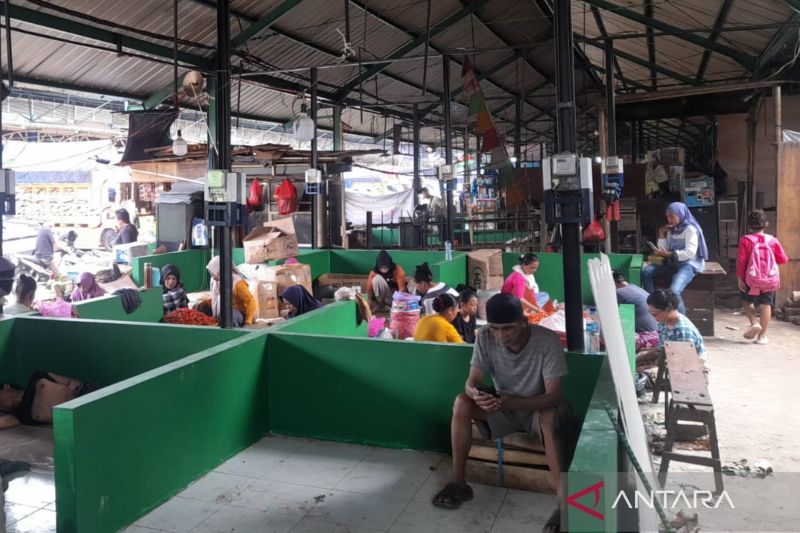 polisi-tangkap-pria-yang-ancam-pedagang-kopi-di-pasar-kramat-jati
