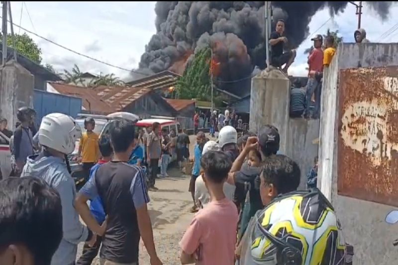 Polsek sterilkan akses sekitar kebakaran besar pabrik karet di Padang