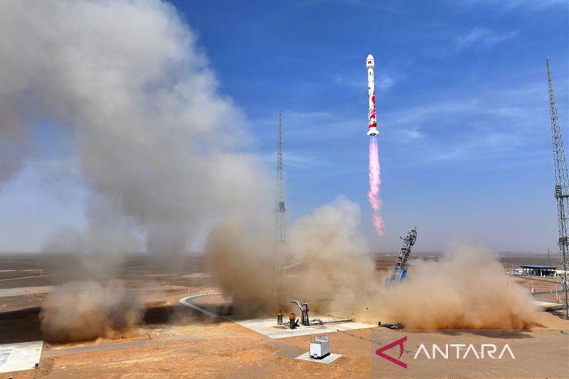 Roket komersial China kirim enam satelit ke luar angkasa