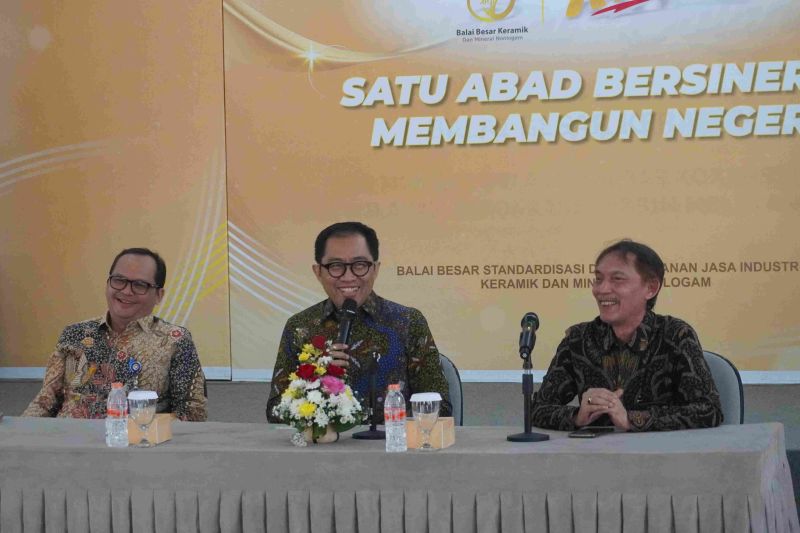 wamenperin-sebut-sni-menjadikan-industri-keramik-lebih-berdaya-saing