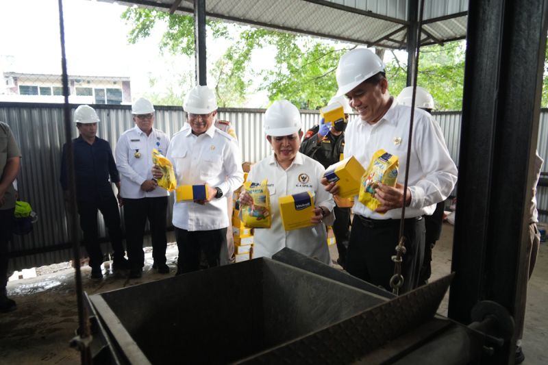 barantin-musnahkan-9835-kg-pakan-burung-impor-mengandung-biji-ganja