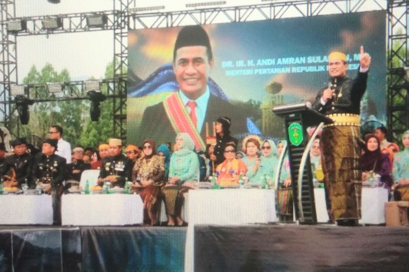 mentan-serahkan-bantuan-senilai-rp27-miliar-pada-hut-lutim