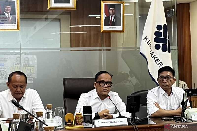 wamenaker-luncurkan-kanal-aduan-digital-buruh-tanya-wamen