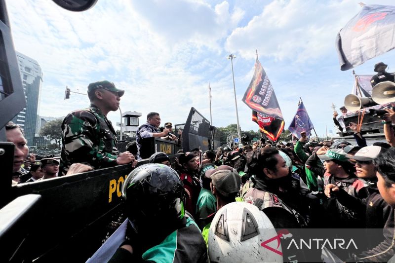 sesditjen-hubdat-kemenhub-temui-massa-demo-ojol