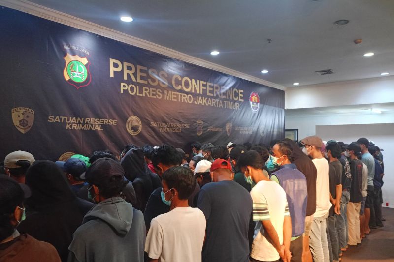 Polisi tangkap ratusan preman di Jaktim, 20 orang ditahan