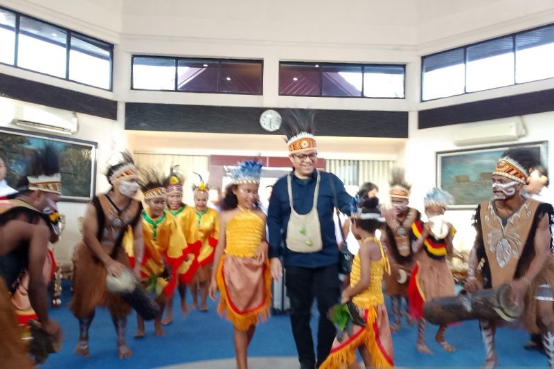 wamen-komdigi-tiba-disambut-tarian-adat-sentani-di-jayapurapapua