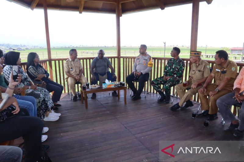 natalius-pigai-dorong-beras-lembor-menjadi-bahan-pangan-program-mbg