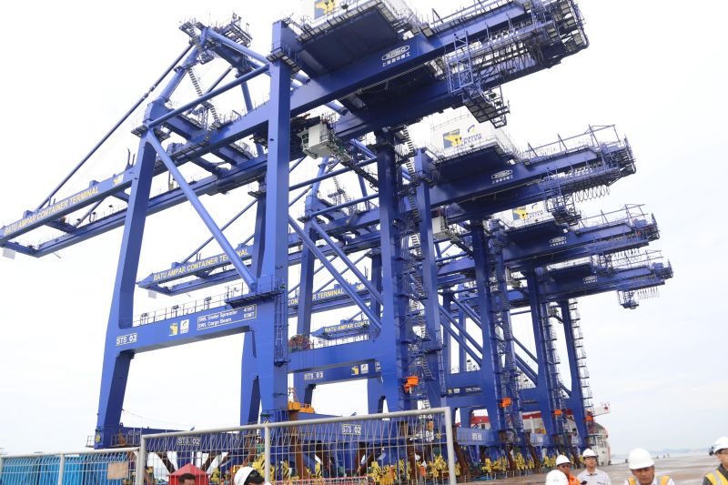 empat-sts-crane-baru-tingkatkan-kapasitas-pelabuhan-batu-ampar-batam