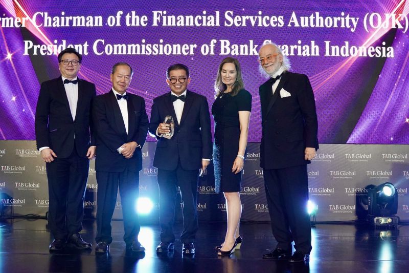 wakil-dewas-danantara-muliaman-raih-penghargaan-dari-the-asian-banker