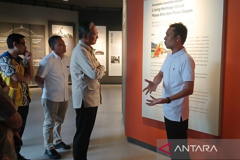 menteri-pu-tinjau-pasar-seni-borobudur