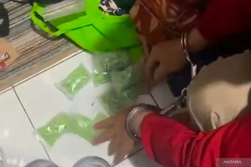 polisi-sita-ribuan-butir-ekstasi-dan-sabu-dari-seorang-pria-di-jakpus