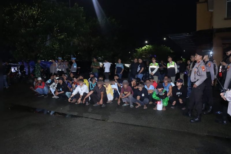polisi-amankan-34-juru-parkir-liar-di-cengkareng-yang-resahkan-warga