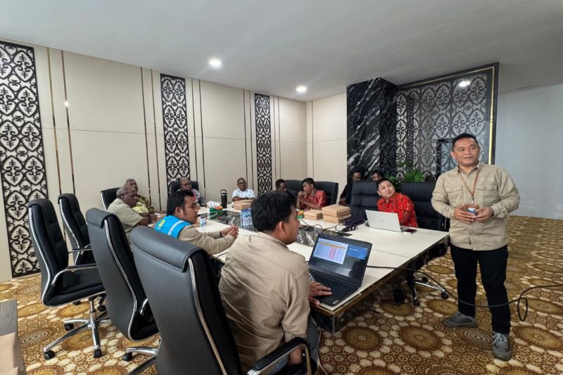 bupati-minta-pln-terus-perkuat-sistem-kelistrikan-mimika-hingga-ke-3t