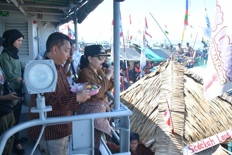 400-perahu-ramaikan-sedekah-laut-tambaklorok-semarang