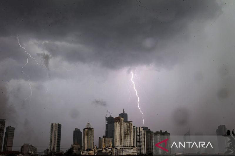 Sebagian Jakarta diperkirakan hujan pada Kamis malam