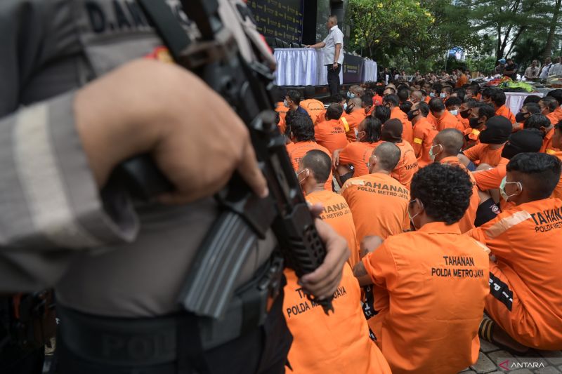 viral-aksi-pemalakan-bawa-senjata-tajam-di-lampu-merah-pulomas-jaktim