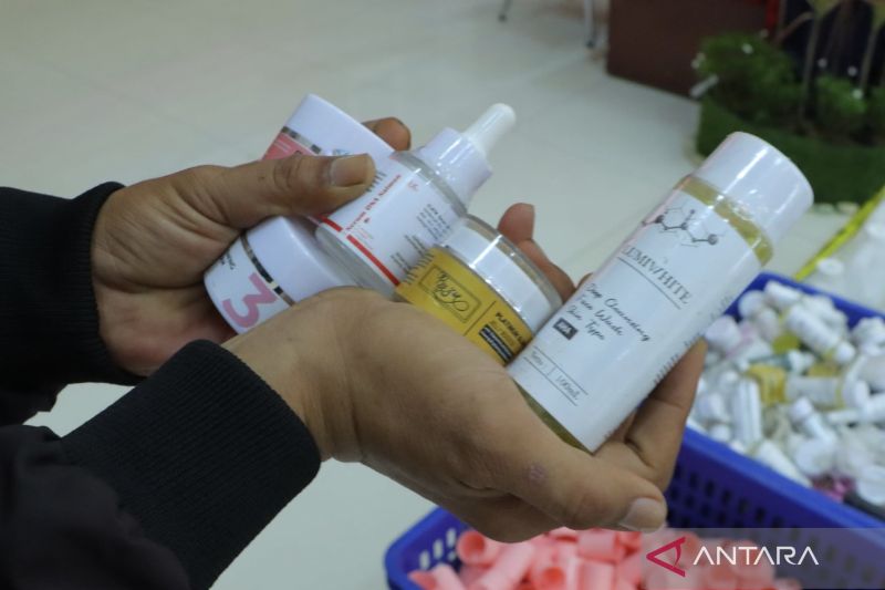 Pemalsu produk kosmetik di Bekasi menggunakan tepung tapioka
