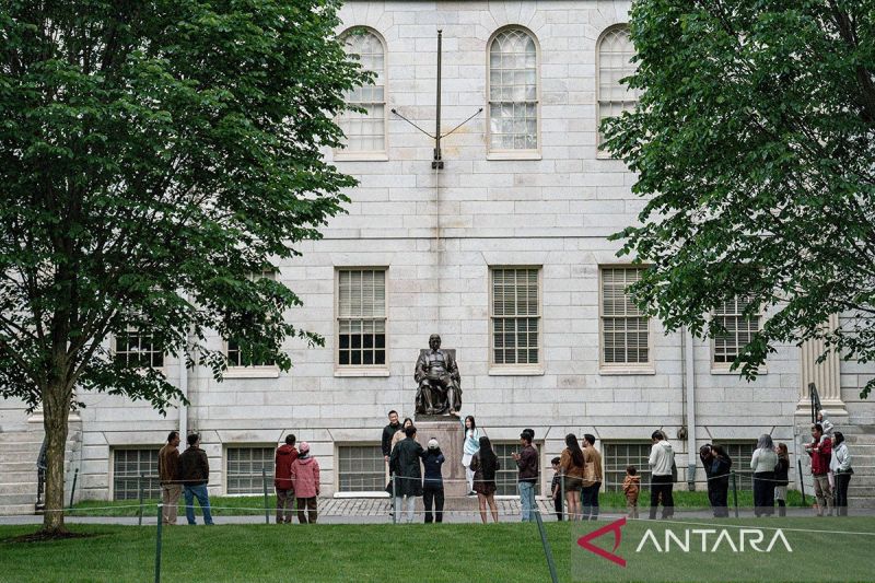 Trump minta Harvard batasi mahasiswa asing hanya 15 persen