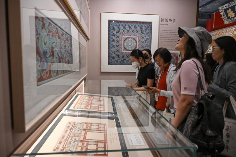 Menilik teknik Caihua kuno China di Museum Istana di Beijing