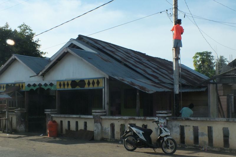 teringat-masa-kecil-bahlil-bertekad-tuntaskan-program-listrik-desa