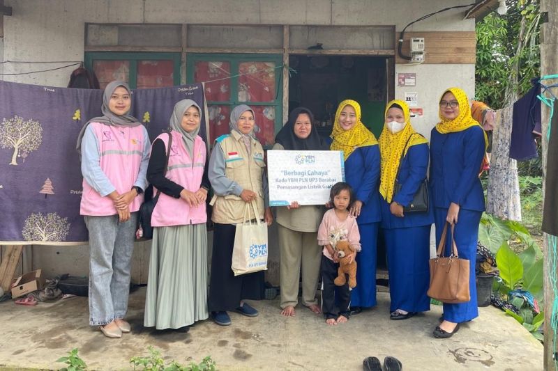 PLN Kalselteng pasang listrik bagi lima keluarga prasejahtera di HST