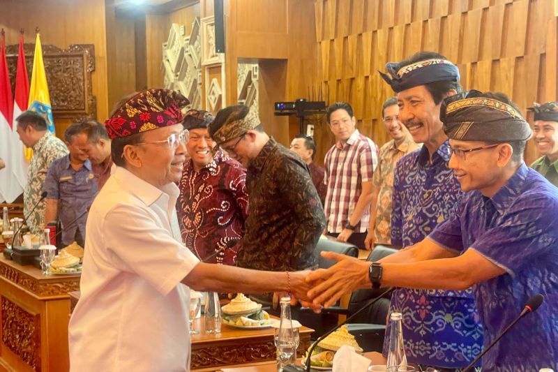 gubernur-bali-kumpulkan-pengusaha-bahas-larangan-air-kemasan-plastik