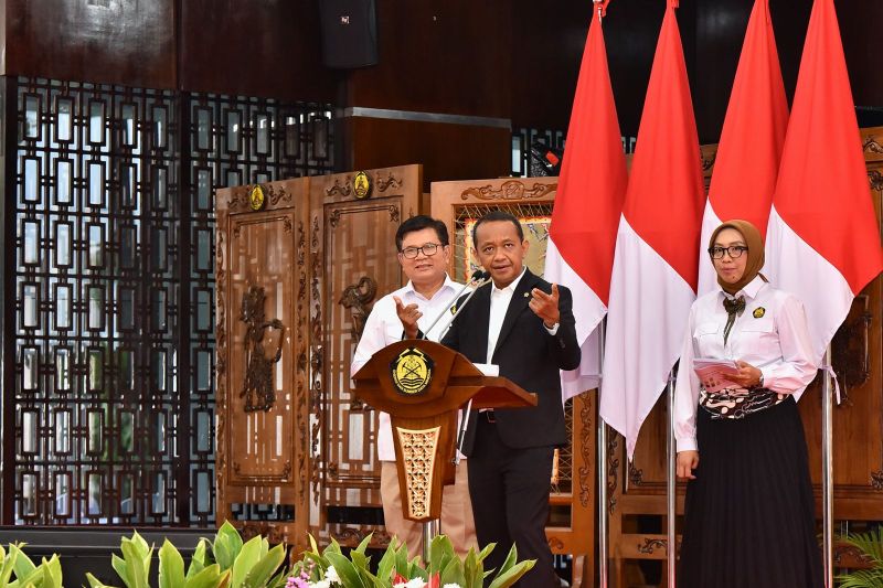 pasok-listrik-bersih-pelosok-pemerintah-bangun-transmisi-47000-kms