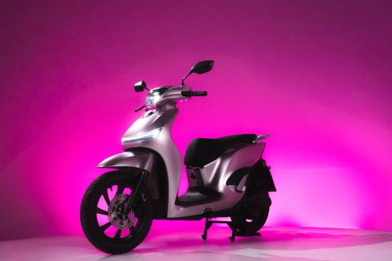 adora-raih-penghargaan-best-medium-electric-skutik-2005