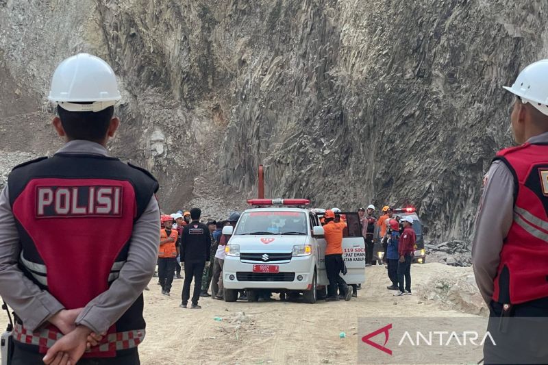 Tim gabungan evakuasi tiga jenazah korban longsor Gunung Kuda