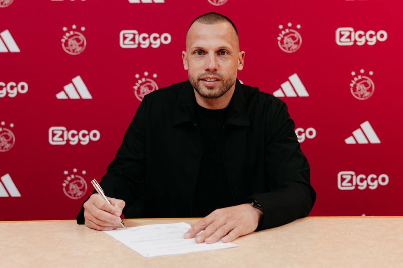 Gantikan Farioli, John Heitinga resmi latih Ajax Ammsterdam