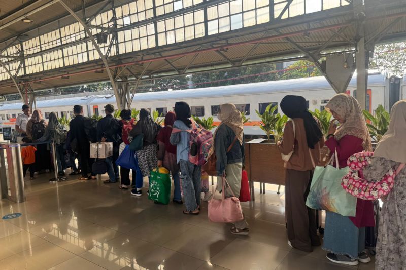 DKI kemarin, penumpang kereta api hingga pembentukan koperasi
