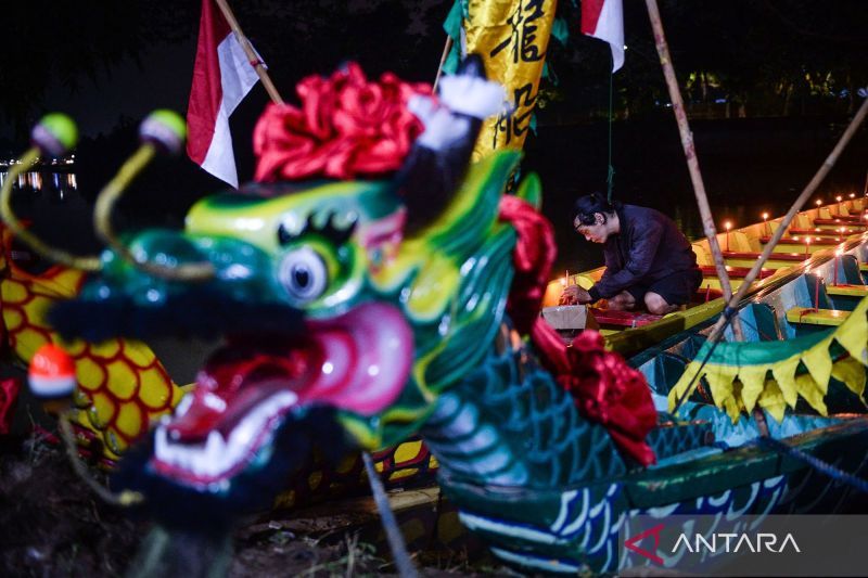 Ritual memandikan perahu Peh Cun di Tangerang