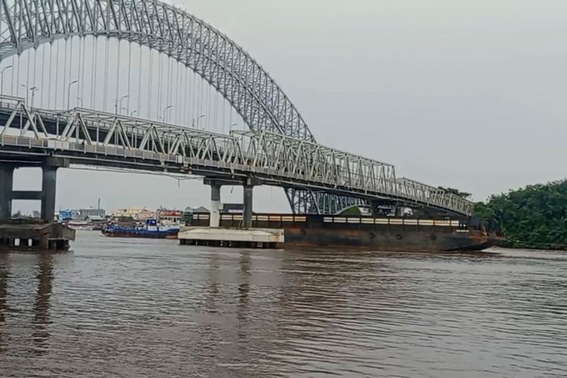 usai-ditabrak-tongkang-jembatan-mahakam-dinyatakan-masih-aman-dilalui
