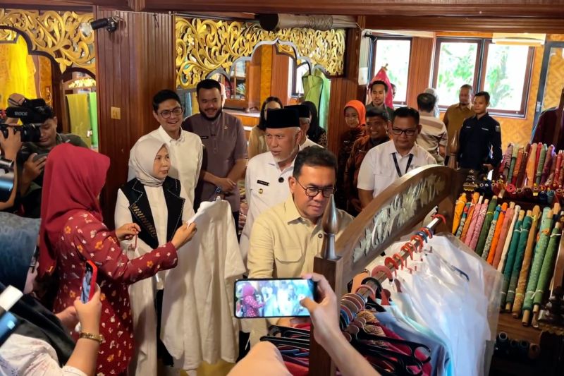 mendag-dorong-pemda-programkan-wajib-pakai-produk-lokal-tiap-kamis