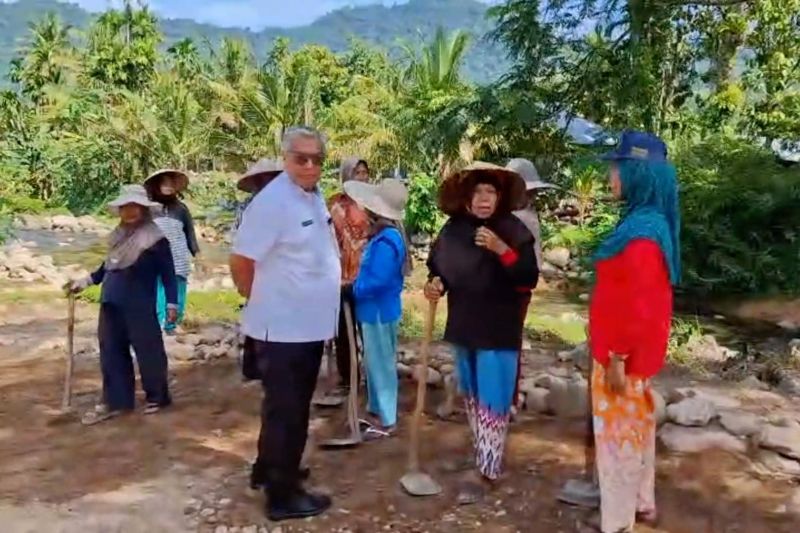 pemkot-padang-beri-kans-wanita-ikut-program-padat-karya-timbun-jalan