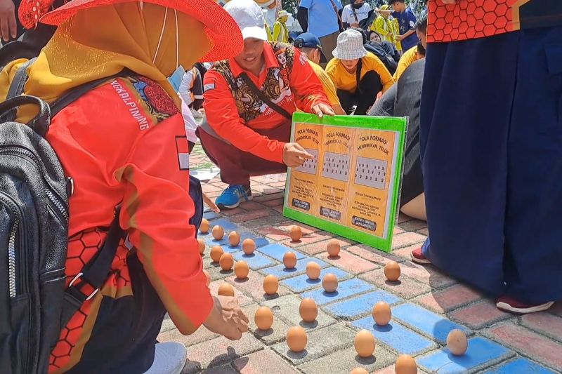 Ribuan telur berdiri tegak pada momen Peh Cun di Pangkalpinang