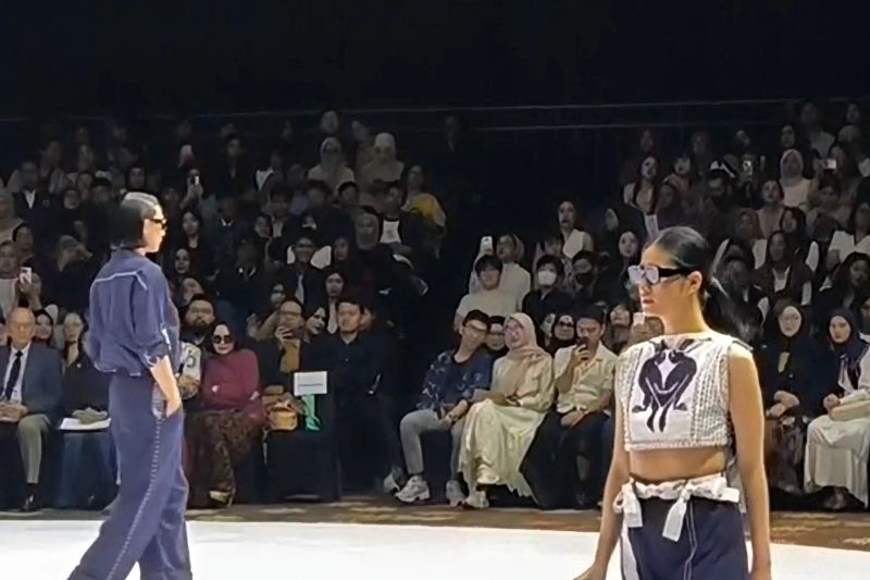 Busana bertema "The Blue Enggang" tampil di Indonesia Fashion Week