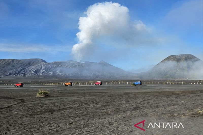 11735-wisatawan-kunjungi-gunung-bromo-saat-momen-libur-panjang