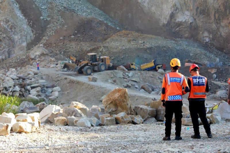 Korban tewas akibat longsor di Gunung Kuda bertambah jadi 17 orang