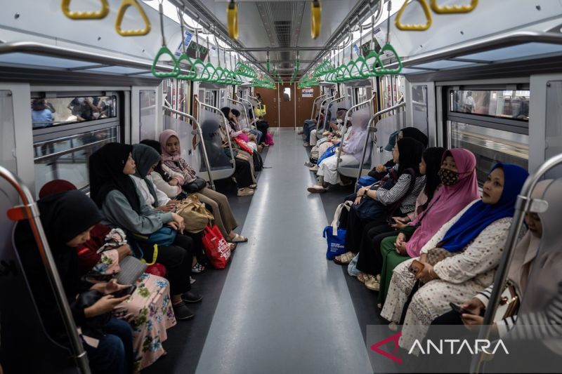kai-commuter-luncurkan-krl-cli-125-angkut-hingga-3400-penumpang-per-rangkaian
