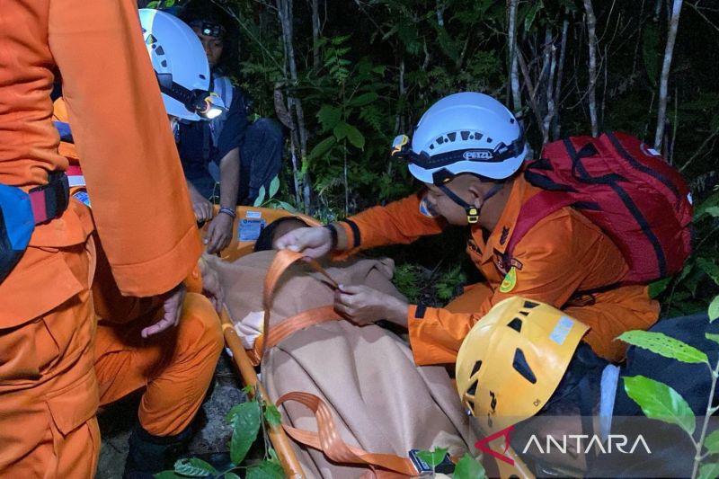 SAR Babel evakuasi wisatawan alami hipotermia di Bukit Pading