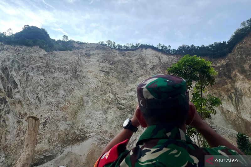    Gunung Kuda Menelan Korban: Pencarian Dramatis di Tengah Ancaman Longsor Maut!   Sembilan Patahan Tanah Mengintai! Pencarian Korban Longsor Gunung Kuda Terjegal Bahaya   Detik-Detik Pencarian Korban Longsor Cirebon: Antara Harapan dan Ancaman Maut Gunung Kuda   Tragedi