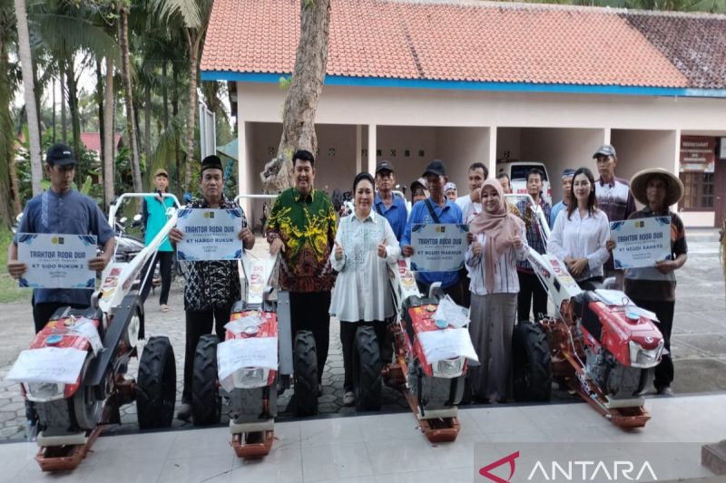 titiek-soeharto-membantu-traktor-ke-petani-kulon-progo