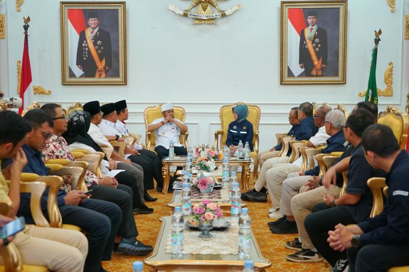 gubernur-bengkulu-bph-migas-bahas-solusi-permanen-atasi-kelangkaan-bbm