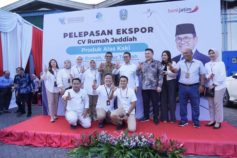 mendag-apresiasi-umkm-binaan-bank-jatim-ekspor-8-ribu-pasang-alas-kaki